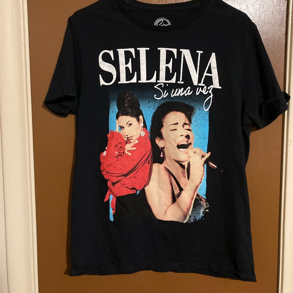 Selena Retro black t shirt.